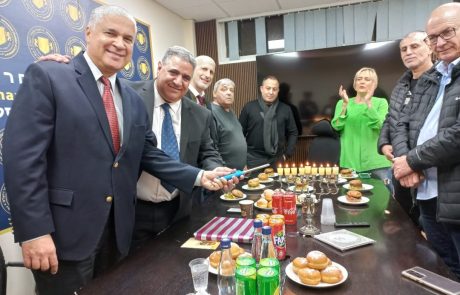 חנוכה שמח בבית לשכת המסחר ירושלים: בערב מרגש חגגה לשכת המסחר הדלקת נר שמיני של חנוכה והענקת אות הוקרה לשגריר גואטמלה לשעבר מתי כהן, לסיקור המלא לחצו כאן